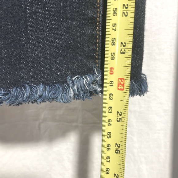 Old Navy Curvy Frayed Hem Skinny Capri Jeans - Picture 7 of 8
